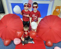 dzieci i nauczyciele podczas obchodów Walentynek