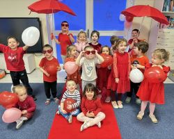 dzieci i nauczyciele podczas obchodów Walentynek