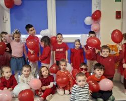 dzieci i nauczyciele podczas obchodów Walentynek