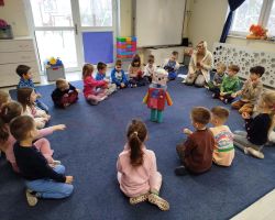 Dzieci uczą i bawią podczas Dnia Bezpiecznego Internetu.