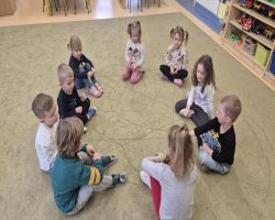 Dzieci uczą i bawią podczas Dnia Bezpiecznego Internetu.