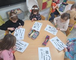 Dzieci uczą i bawią podczas Dnia Bezpiecznego Internetu.