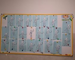 Dzieci uczą i bawią podczas Dnia Bezpiecznego Internetu.