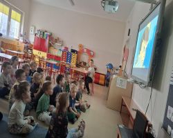 Dzieci uczą i bawią podczas Dnia Bezpiecznego Internetu.