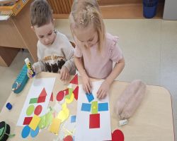 Dzieci uczą i bawią podczas Dnia Bezpiecznego Internetu.