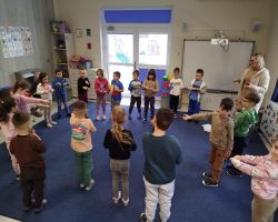 Dzieci ucza  i bawia podczas Dnia Bezpiecznego Internetu.