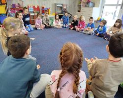 Dzieci ucza  i bawia podczas Dnia Bezpiecznego Internetu.