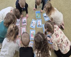 Dzieci ucza  i bawia podczas Dnia Bezpiecznego Internetu.