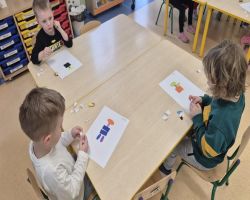 Dzieci ucza  i bawia podczas Dnia Bezpiecznego Internetu.