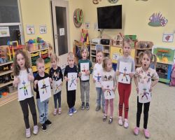 Dzieci ucza  i bawia podczas Dnia Bezpiecznego Internetu.