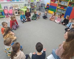 Dzieci ucza  i bawia podczas Dnia Bezpiecznego Internetu.