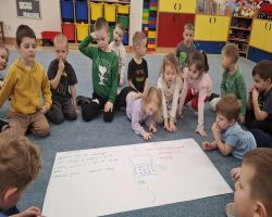 Dzieci ucza  i bawia podczas Dnia Bezpiecznego Internetu.