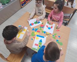 Dzieci ucza  i bawia podczas Dnia Bezpiecznego Internetu.