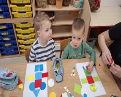 Dzieci ucza  i bawia podczas Dnia Bezpiecznego Internetu.