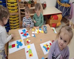 Dzieci ucza  i bawia podczas Dnia Bezpiecznego Internetu.