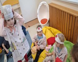 Dzieci ucza  i bawia podczas Dnia Bezpiecznego Internetu.