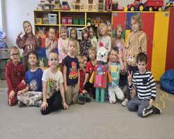 Dzieci ucza  i bawia podczas Dnia Bezpiecznego Internetu.