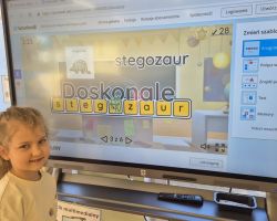 dzieci w trakcie różnych aktywności podczas obchodów dnia dinozaura