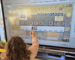 dzieci w trakcie różnych aktywności podczas obchodów dnia dinozaura