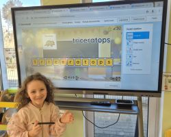 dzieci w trakcie różnych aktywności podczas obchodów dnia dinozaura