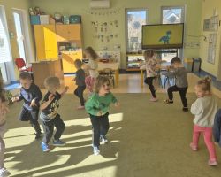 dzieci w trakcie różnych aktywności podczas obchodów dnia dinozaura