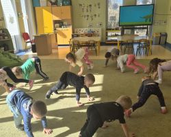 dzieci w trakcie różnych aktywności podczas obchodów dnia dinozaura