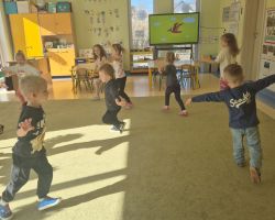 dzieci w trakcie różnych aktywności podczas obchodów dnia dinozaura