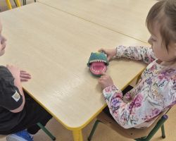 dzieci w trakcie różnych aktywności podczas obchodów dnia dinozaura