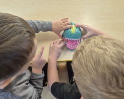 dzieci w trakcie różnych aktywności podczas obchodów dnia dinozaura