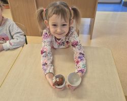 dzieci w trakcie różnych aktywności podczas obchodów dnia dinozaura