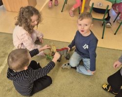 dzieci w trakcie różnych aktywności podczas obchodów dnia dinozaura