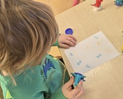 dzieci w trakcie różnych aktywności podczas obchodów dnia dinozaura