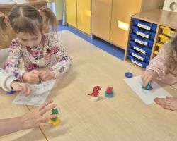 dzieci w trakcie różnych aktywności podczas obchodów dnia dinozaura