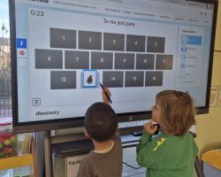 dzieci w trakcie różnych aktywności podczas obchodów dnia dinozaura