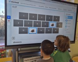 dzieci w trakcie różnych aktywności podczas obchodów dnia dinozaura