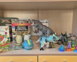 dzieci w trakcie różnych aktywności podczas obchodów dnia dinozaura