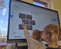 dzieci w trakcie różnych aktywności podczas obchodów dnia dinozaura