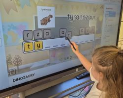 dzieci w trakcie różnych aktywności podczas obchodów dnia dinozaura