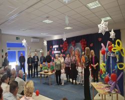 dzieci występują na scenie, pozują do zdjęć z dziadkami