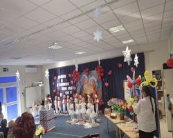 dzieci występują na scenie, pozują do zdjęć z dziadkami