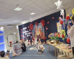 dzieci występują na scenie, pozują do zdjęć z dziadkami