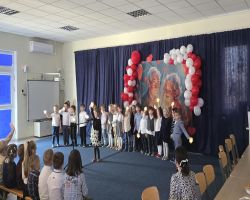 dzieci przedstawiają występ artystyczny dla seniorów