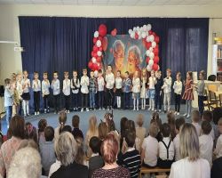 dzieci przedstawiają występ artystyczny dla seniorów