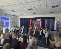 dzieci przedstawiają występ artystyczny dla seniorów