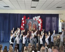 dzieci przedstawiają występ artystyczny dla seniorów