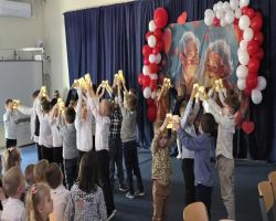 dzieci przedstawiają występ artystyczny dla seniorów