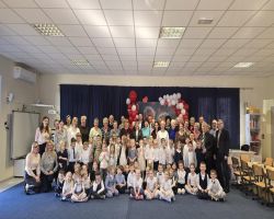 dzieci przedstawiają występ artystyczny dla seniorów