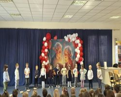 dzieci przedstawiają występ artystyczny dla seniorów