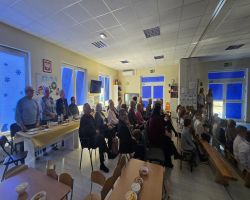 dzieci przedstawiają występ artystyczny dla seniorów