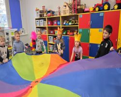 Dzieci świętują Dzień Dziewczynek